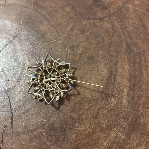 Sarah Coventry Gold Floral Brooch - Picture 5 of 5